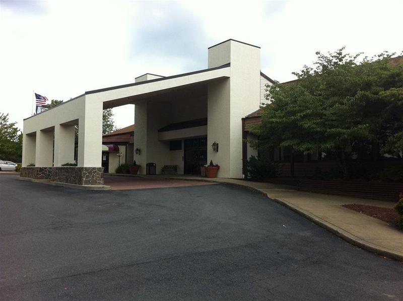 Holiday Lodge Hotel And Conference Center Fayetteville Exterior photo